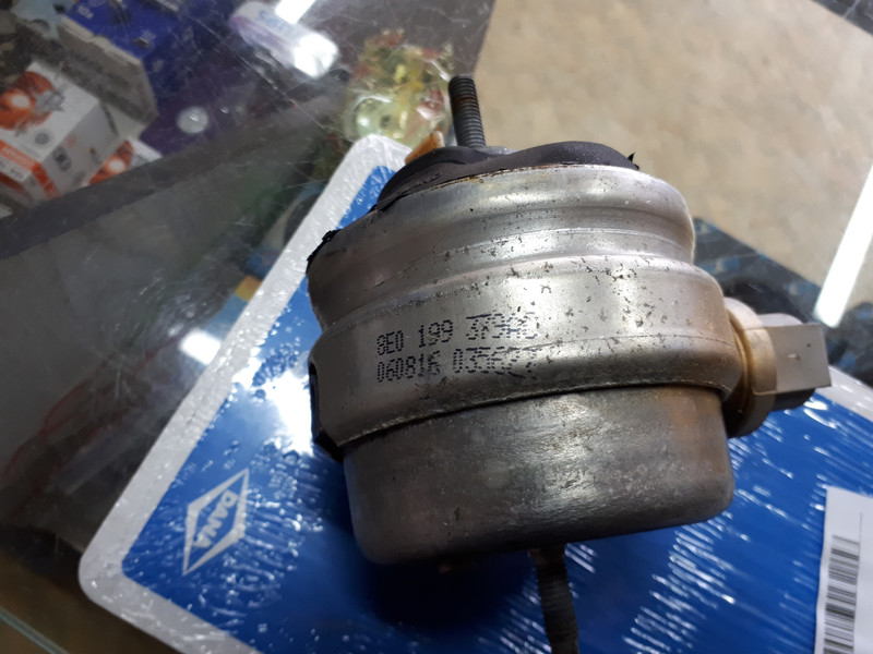 Подушка двигателя Audi A6 C5 2002 г.  2.5 л дизель Умань
