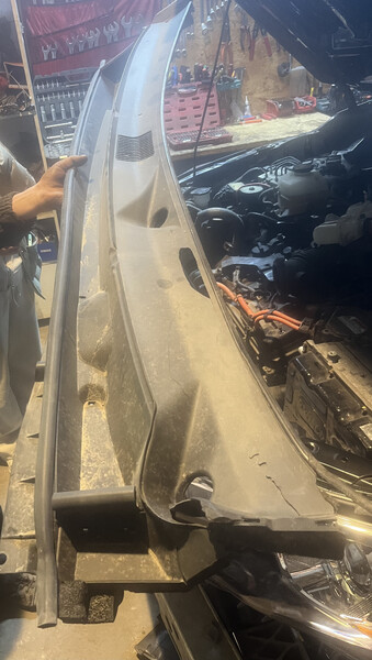 Жабо (накладка на переднє лобове скло, під дворнвки) Toyota Highlander  2016 3.5 Гибрид 