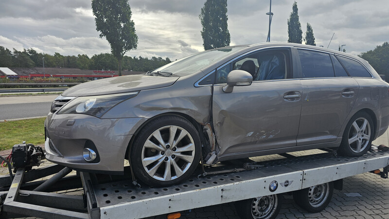 Дверь передняя левая и крыло Toyota Avensis  2014 универсал 2.2 Дизель Мукачево