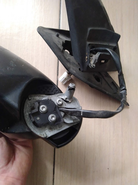 Крепление зеркала правого 8593 Mitsubishi Outlander XL  2007 3.0 Бензин Киев