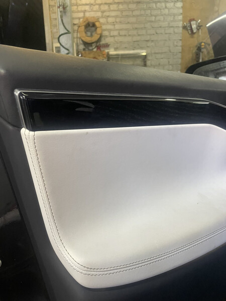 Декоративную накладку карты двери передней правой Tesla Model X  2017 хэтчбек 1.7 Электро 