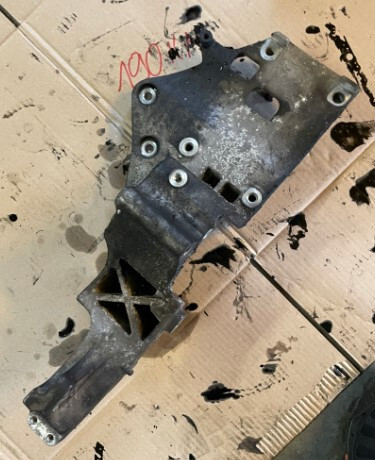 Кронштейн крепления компрессора кондиционера Nissan Pathfinder YD25DDTI 2011 