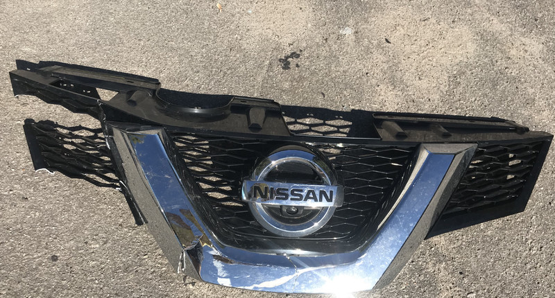 Решетка радиатора Nissan Rogue 2014 г.  2.5 л бензин Кременчуг