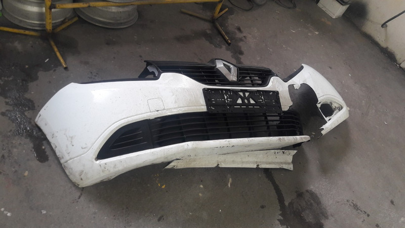 Бампер передний в сборе Renault Logan 2 2014 г.  1.2 л бензин Винница