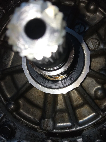 Сальник гидротрансформатора акпп Nissan Terrano II 2001 г.  2.7 л дизель