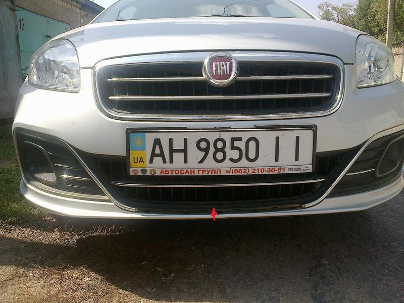 Хромированная накладка центральная нижняя Fiat Linea  2013 1.4 Бензин Маріуполь