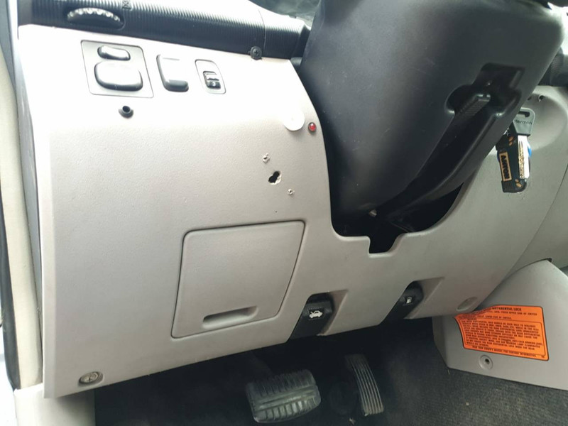 Панель торпеды и панель между сиденьями Mitsubishi L 200  2007 2.5 Дизель Николаев