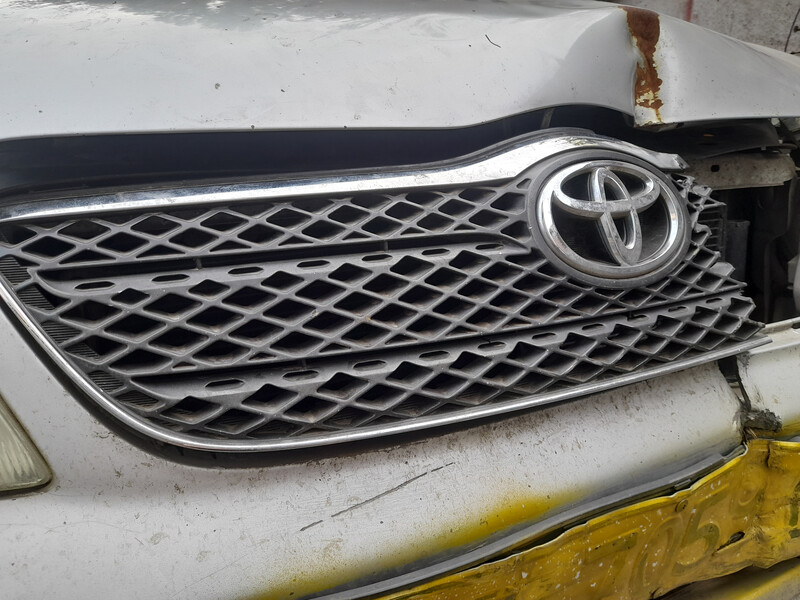 Решітка радіатора Toyota Corolla E120 універсал 2003 р.  2.0 л дизель