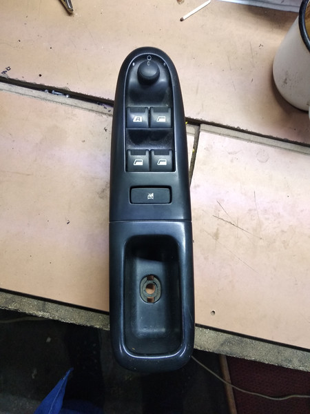 Кнопки склопідйомника Peugeot 406  2003 2.0 Бензин 