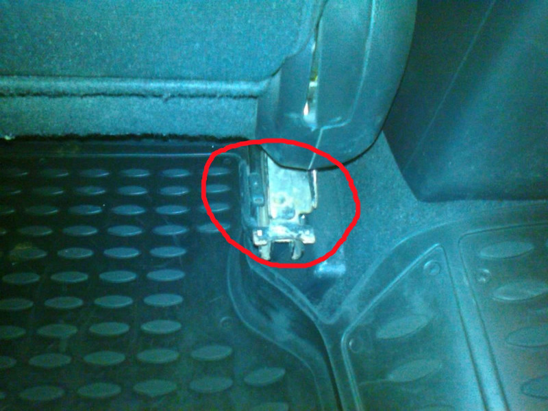 Крышка крепления сидения l Mazda 3 BK  2005 хэтчбек 2.0 Бензин Днепр