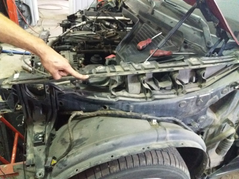 Кронштейн левого крыла 51657157989   BMW X5, BMW X6