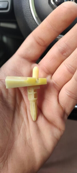 Клипсы на торпеду Nissan Micra K12  2004 универсал 1.2 Бензин Измаил