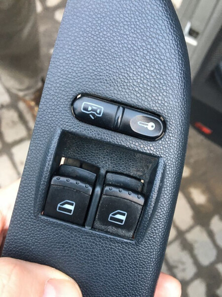 Кнопка стеклоподъемника Skoda Fabia  2005 универсал 1.4 Бензин Луцк