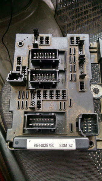 Блок предозранителей Peugeot 307  1950 хетчбек  Бензин 