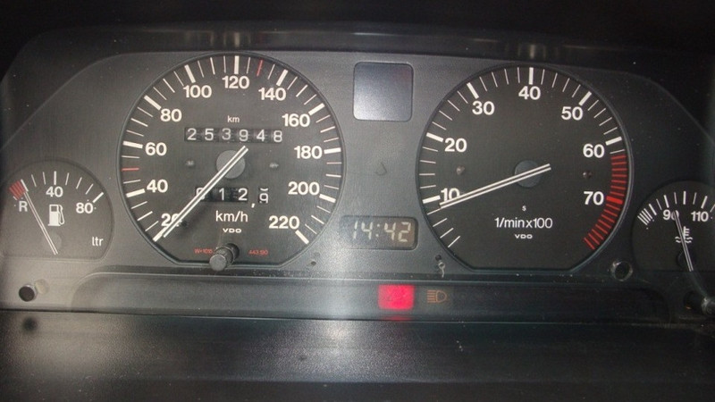 Приладова панель Audi 100 C3  1987 2.0 Бензин 