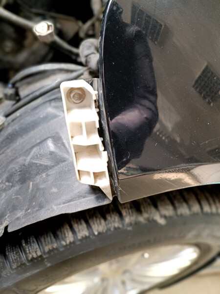 Кріпленя бампера перенього, праве Mitsubishi Grandis АТМ 2006 универсал 2.4 Бензин Ивано-Франковск