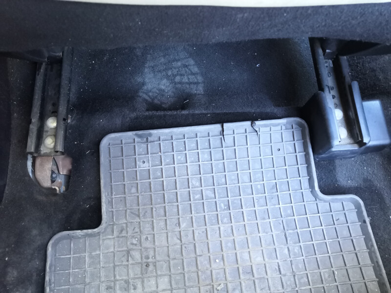 Заглушка болта правого сиденья, задняя левая Toyota Corolla  2014 1.6 Бензин Одесса