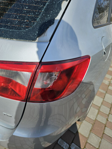 Скло кришки багажника Seat Ibiza 4  2013 хетчбек 1.5 Бензин 