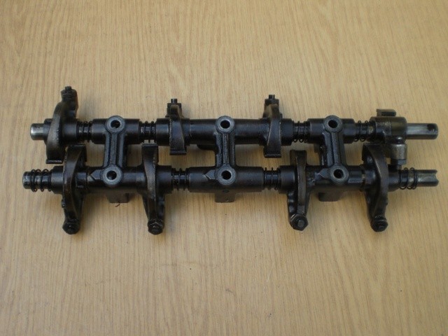 Ось коромысел Mazda 626 8кл хэтчбек 1988 г.  2.0 л бензин Ровно