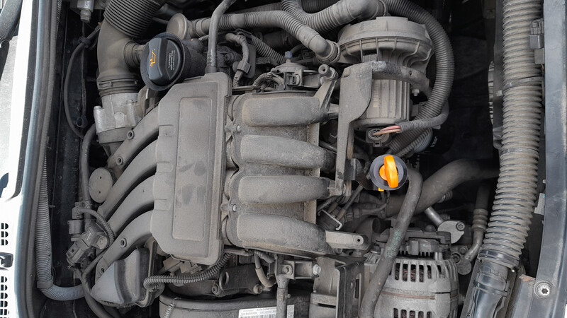 Крышка двигателя Skoda Octavia A5 универсал 2008 г.  1.6 л бензин