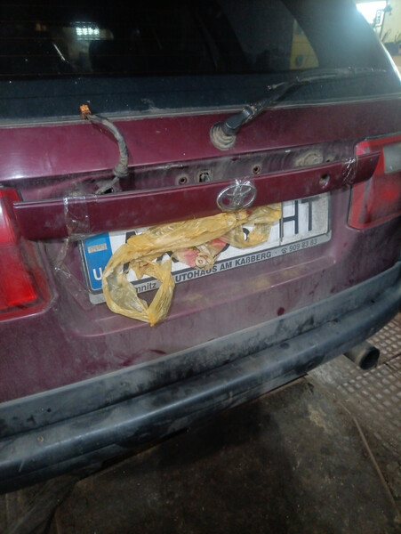 Накладка лампы освещения номерного знака Toyota Carina  1995 универсал 1.6 Бензин Харьков