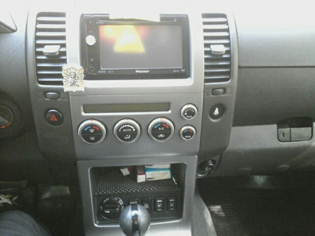 Облицовка вокруг магнитолы Nissan Pathfinder R51  2006 2.5 Дизель 