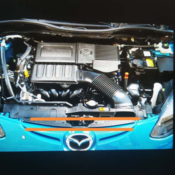 Накладка на решітку радіатора бампера Mazda 2 хэтчбек 2013 г.  1.5 л бензин Ровно