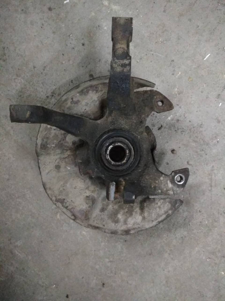 Цапфа левая Ford Festiva  1998 хэтчбек 1.3 Бензин Одесса