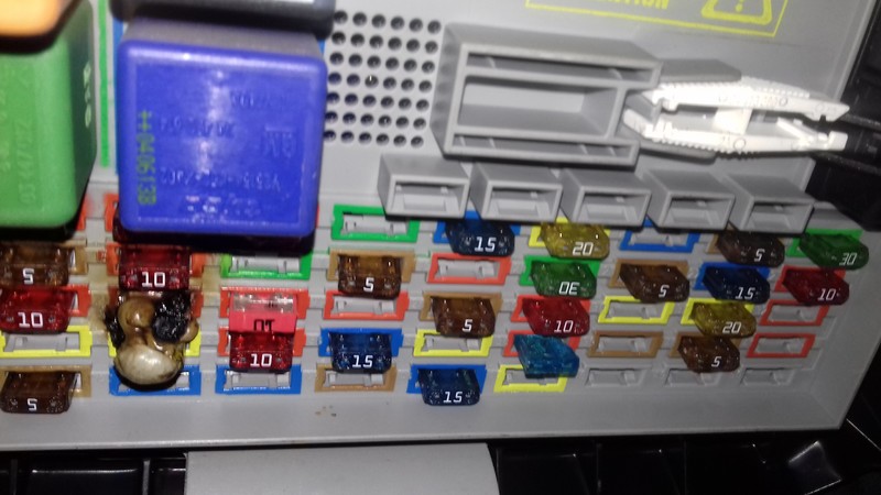 Блок предохранителей 24 412 497   Opel Astra