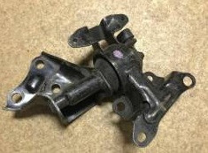 Подушка двигателя B596-39-100B   Mazda 323