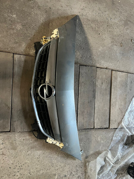 Решетка бампера Opel Astra универсал 2010 г.  1.6 л бензин Рожище