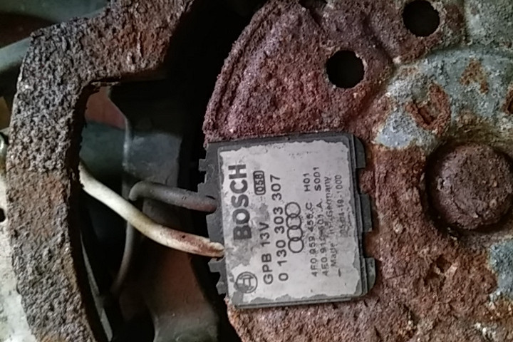 Вентилятор радиатора в сборе с диффузором Audi A6 С6 2006 г.  3.0 л бензин Ровно