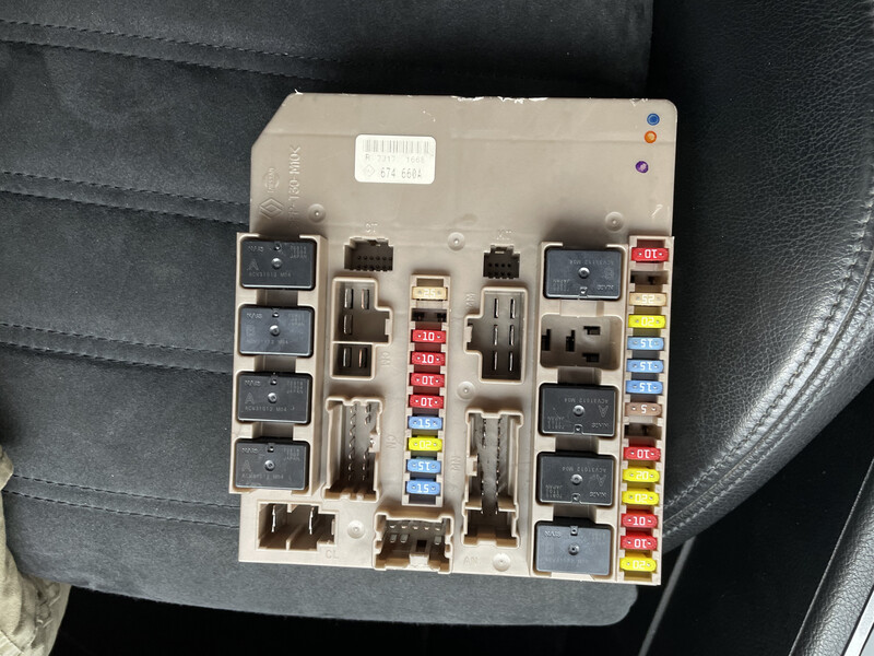 Блок предохранителей Renault Clio хэтчбек 2008 г.  1.2 л