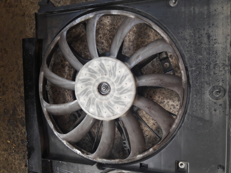 Вентилятор радіатора Toyota Avensis  2012 універсал 2.2 Дизель 