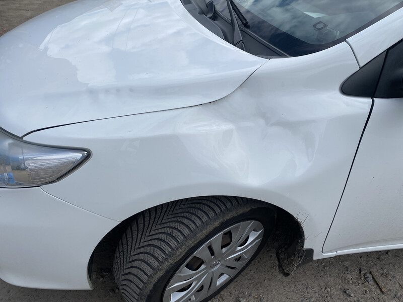 Крило Toyota Corolla 2012 г.  1.6 л бензин Винница