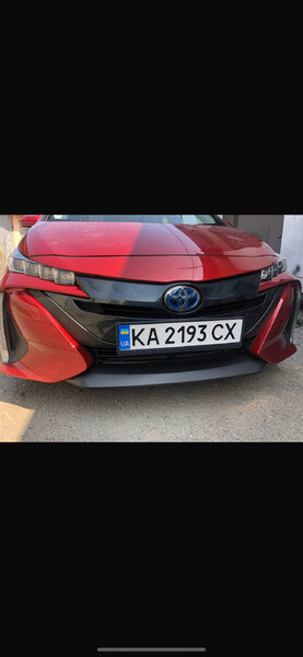 Решетка радиатора Toyota Prius Prime 2017 г.  Киев
