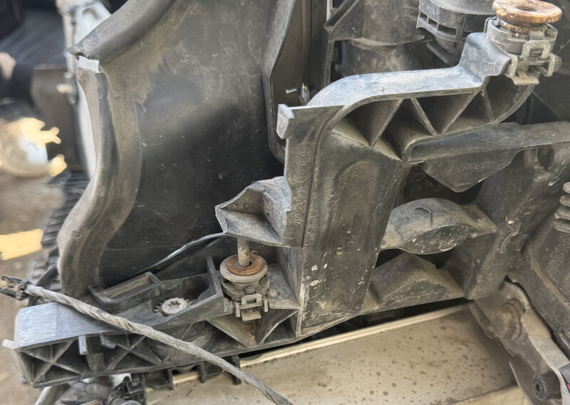 Крепление фары Audi A7  2011 3.0 Дизель Збараж