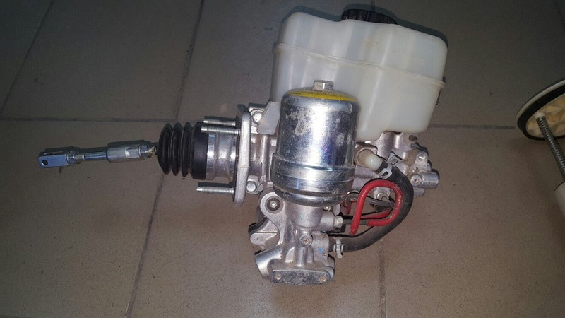 Главный тормозной цилиндр в сборе с датчиком давления Toyota Land Cruiser Prado 120 2004 г.  2.8 л дизель Киев