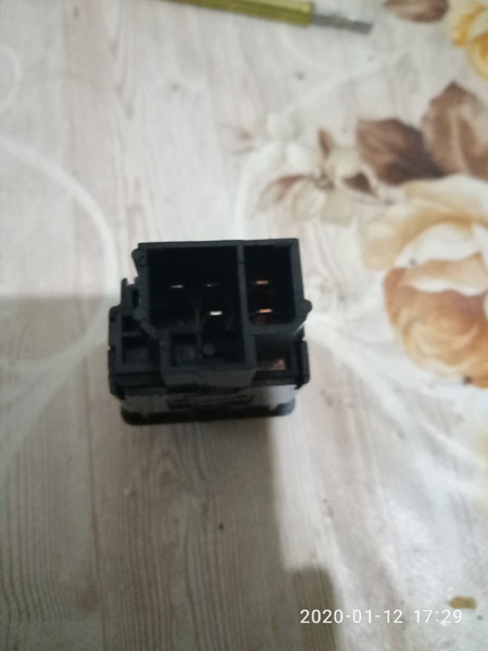 Кнопка блокировки дверей Nissan Primera P10  1995 2.0 Бензин 