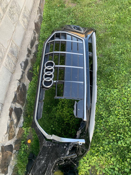 Бампер передний з центральною решіткою Audi Q5  2021 2.0 Бензин Горохов