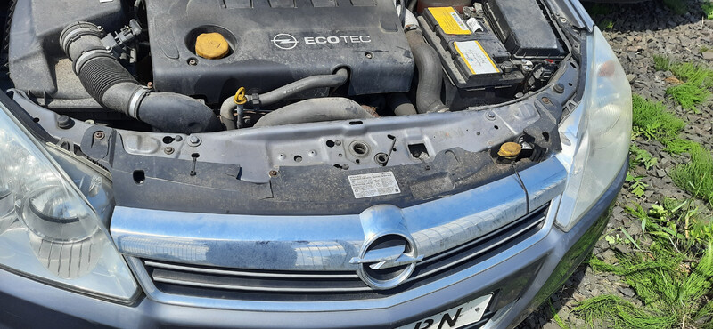 Решетка радиатора верхняя Opel Astra  2008 универсал 1.9 Дизель Киев