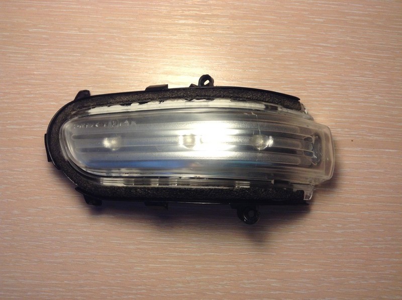 Повторитель поворота в зеркале заднего вида левый Toyota Avensis  2007 1.8 Бензин Макіївка