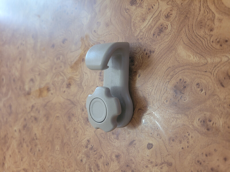 Крючок сетки в бгажник Toyota Venza  2010 