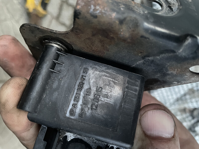 Блок клапанов пневмоподвески A2513200158   Mercedes E-Class