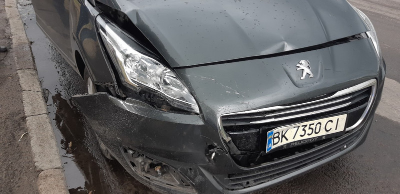 Бампер Peugeot 5008 2014 г.  1.6 л дизель Ровно