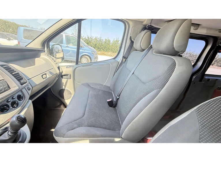 2 і 3 ряд сидінь з ремнями і кріпленями Opel Vivaro  2011 2.0 Дизель Клевань