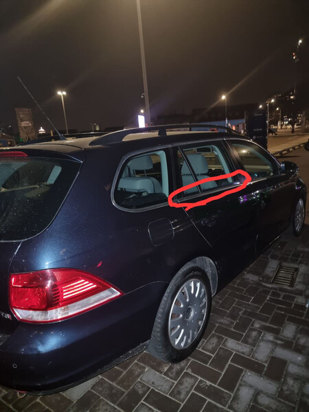 Направляющая стекла задней правой двери-хром Volkswagen Golf 6  2010 универсал 1.8 Бензин Киев