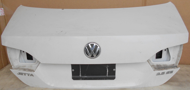 Крышка багажника белая Volkswagen Jetta USA 2012 г.  2.5 л бензин Ровно