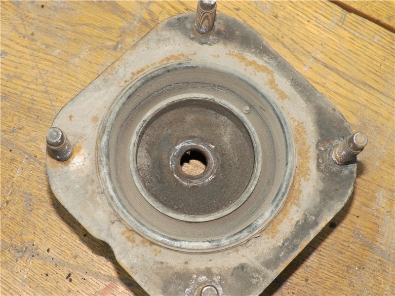 Опора амортизатора переднего Mazda 626  1990 хэтчбек 2.0 Бензин Буча