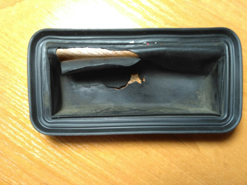 Защитная резинка микропереключателя двери багажника Volkswagen Golf Plus  2006 хетчбек 1.6 Бензин 